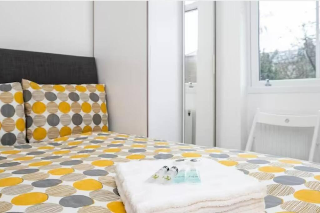 Boutique Modern Hotel Room For Two Near Tube And Bus Stations ロンドン エクステリア 写真