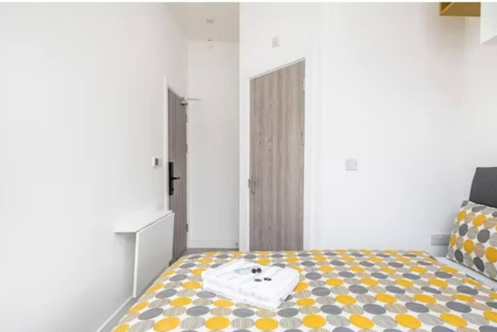 Boutique Modern Hotel Room For Two Near Tube And Bus Stations ロンドン エクステリア 写真