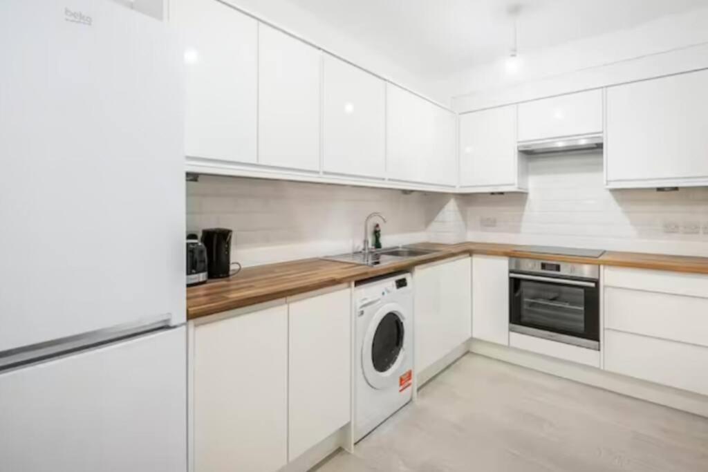 Boutique Modern Hotel Room For Two Near Tube And Bus Stations ロンドン エクステリア 写真