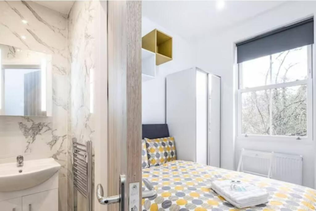 Boutique Modern Hotel Room For Two Near Tube And Bus Stations ロンドン エクステリア 写真