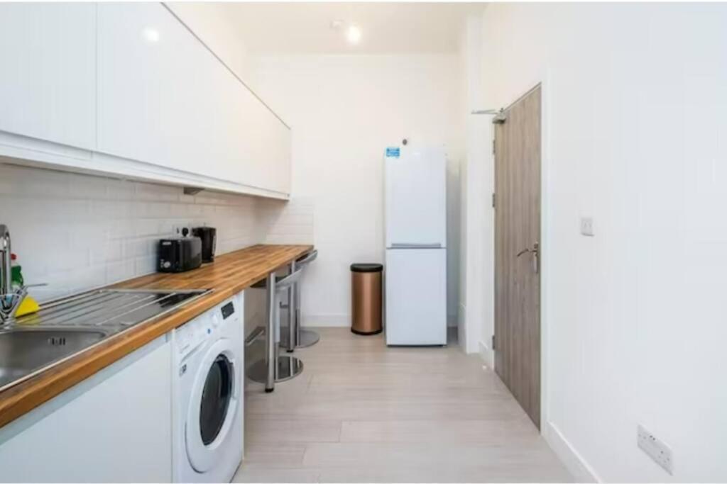 Boutique Modern Hotel Room For Two Near Tube And Bus Stations ロンドン エクステリア 写真