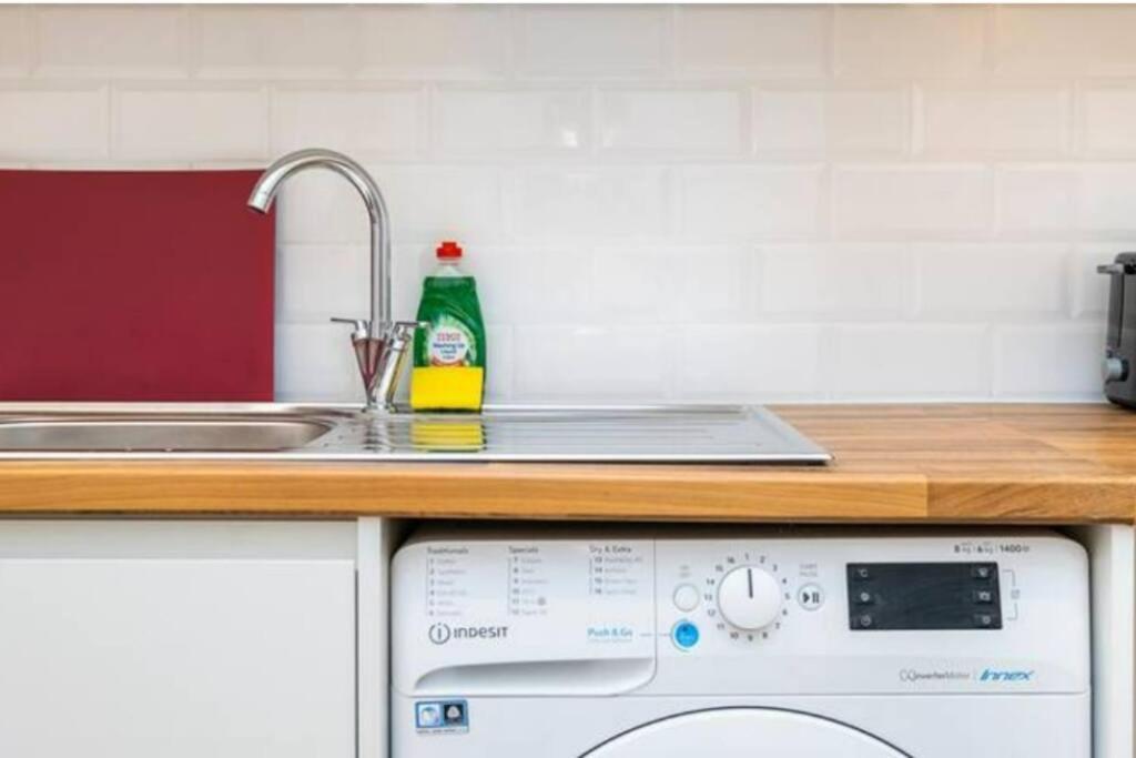 Boutique Modern Hotel Room For Two Near Tube And Bus Stations ロンドン エクステリア 写真
