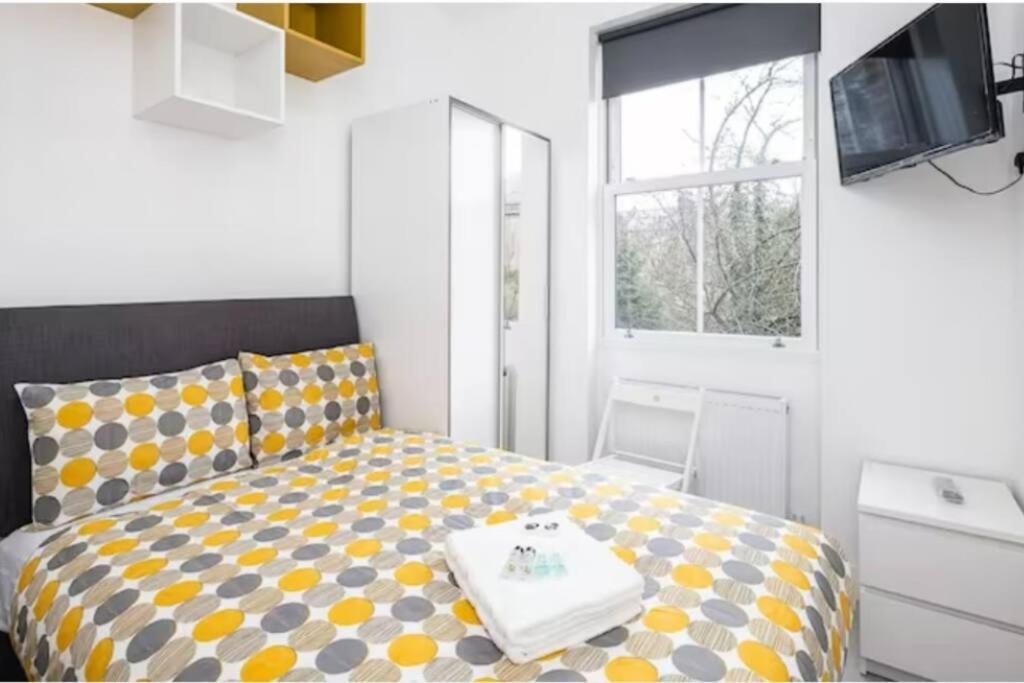 Boutique Modern Hotel Room For Two Near Tube And Bus Stations ロンドン エクステリア 写真